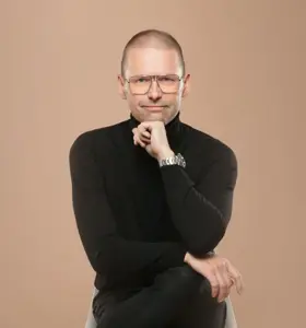 Ari Riabacke - Ari Riabacke är en ledarskapsrådgivare och föreläsare som hjälper företag att fatta bättre beslut och leda med mod i osäkra tider.