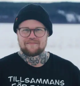 Sam Lindström Sundh - Föreläser om utsatthet med ärlighet, värme och verktyg som hjälper vuxna att se, lyssna och agera i tid.