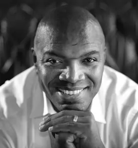 Manuel Knight - Manuel Knight, internationell föreläsare och organisationskonsult, ger insikter i hur man skapar högpresterande team och ledare genom motivation och effektiv kommunikation.