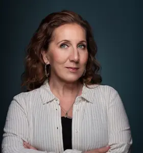 Sanna Martin - Sanna Martin förenar scenisk erfarenhet med skarp kommunikation och skapar närvaro som berör, engagerar och förtydligar.