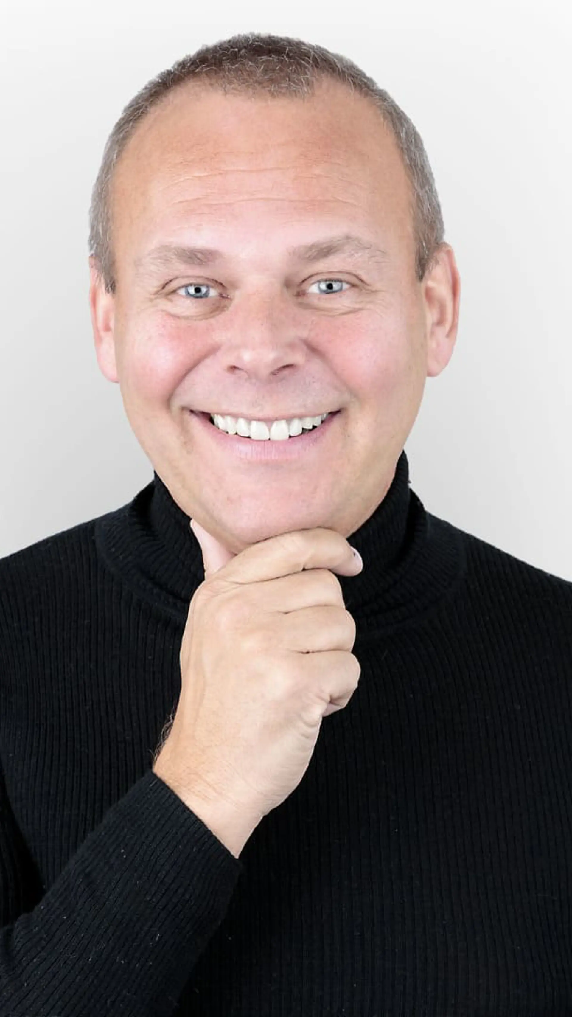 Atle Johansen - <p>Atle Johansen är en livscoach och terapeut som specialiserar sig på arbetsglädje, självledarskap och att skapa trivsel på arbetsplatsen genom gemenskap och humor.</p>