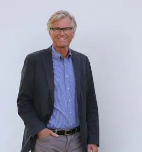 Jörgen Oom - Jörgen Oom är en psykolog och föreläsare som hjälper organisationer och individer att utveckla vinnande attityder och nå högre mål genom motivation och förändringsvilja.