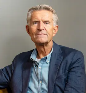 Christer Olsson - Christer Olsson är en erfaren föreläsare och coach inom ledarskap och förändring, känd för sin förmåga att inspirera och engagera sin publik.