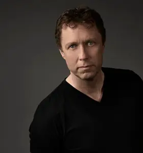 Klas Hallberg - Klas Hallberg är en prisbelönt föreläsare och författare som kombinerar humor och allvar för att leverera kraftfulla budskap om ledarskap, kundrelationer och förändring.