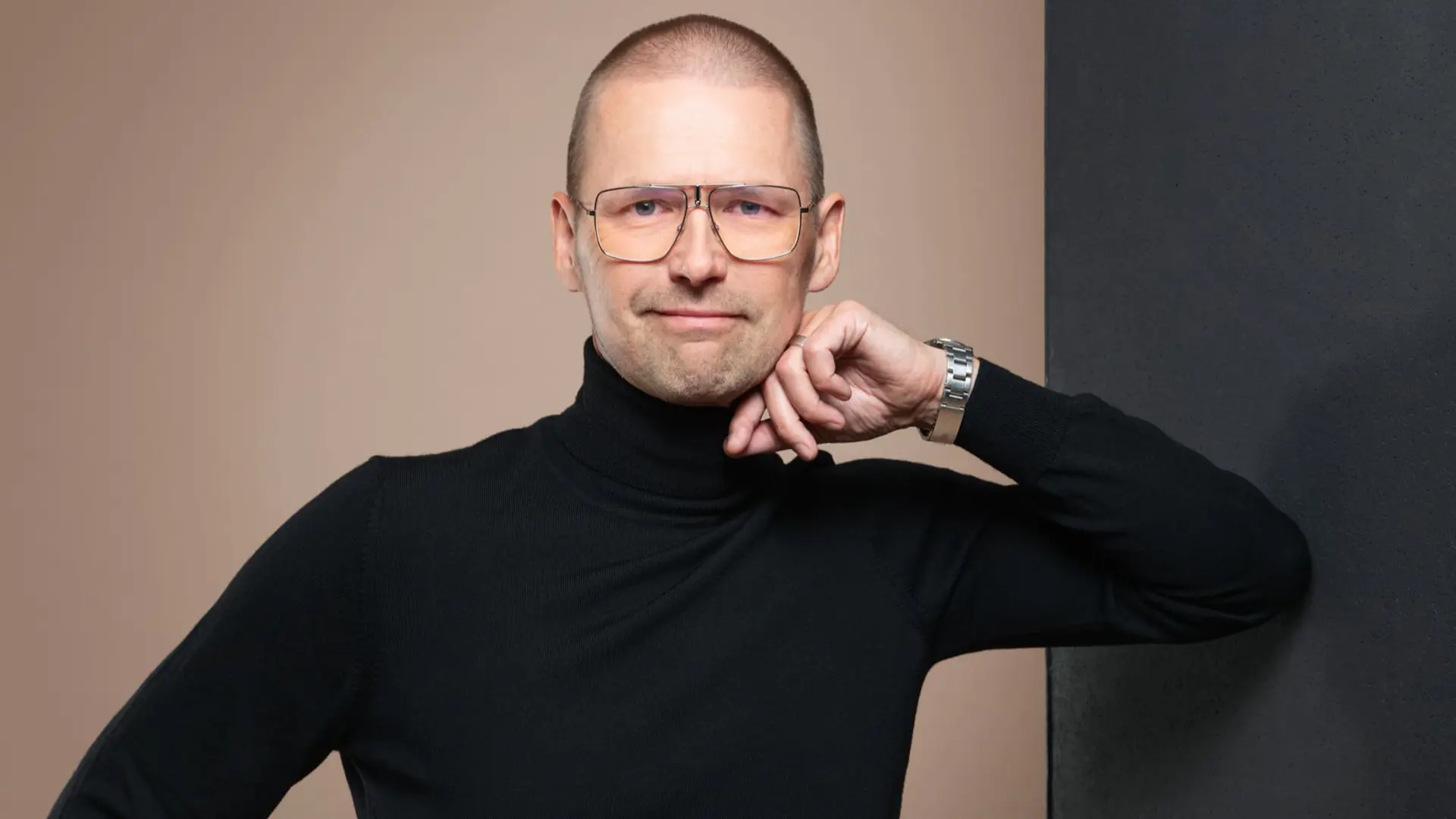 Ari Riabacke - <p>Ari Riabacke är en ledarskapsrådgivare och föreläsare som hjälper företag att fatta bättre beslut och leda med mod i osäkra tider.</p>
