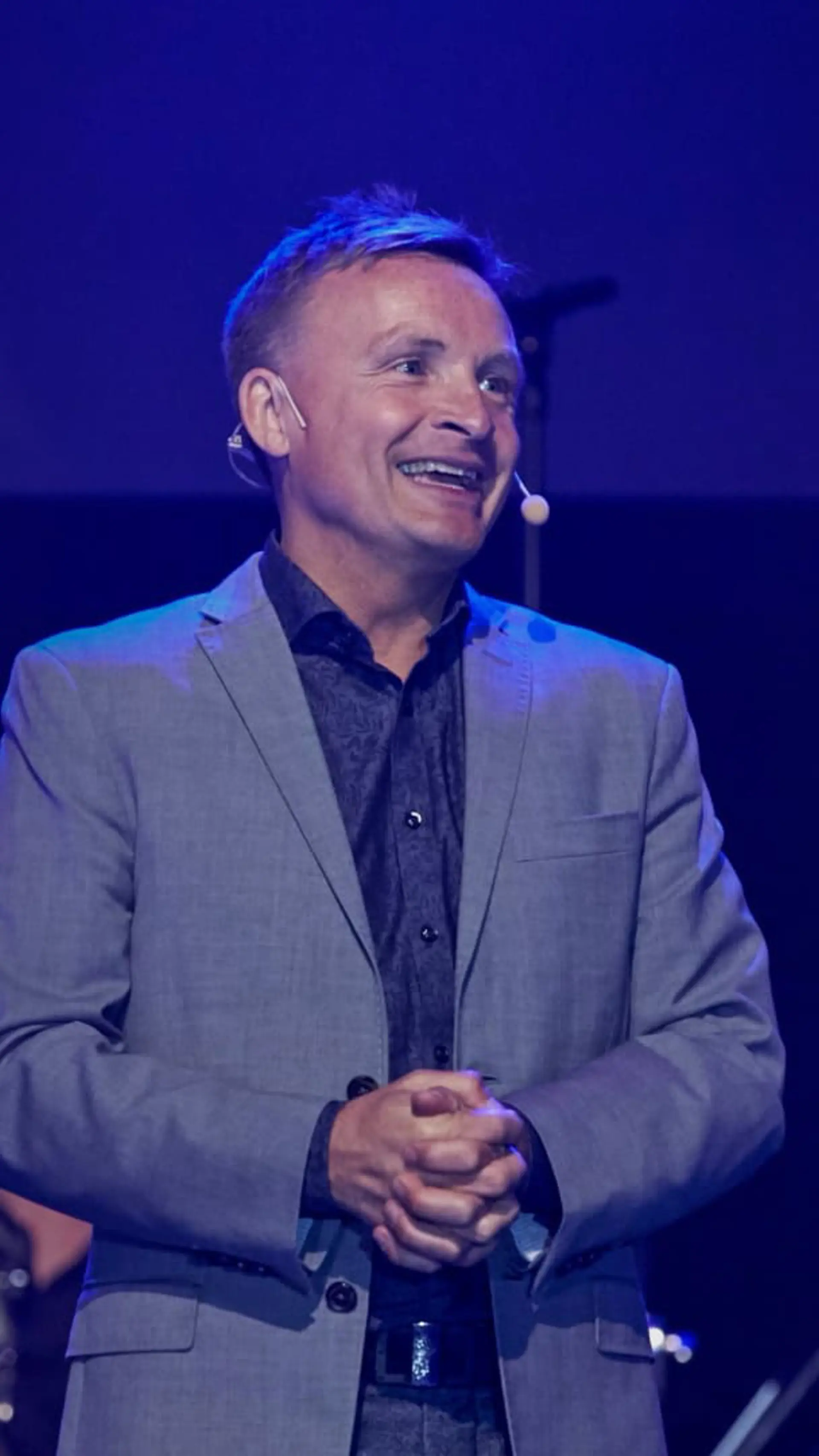 Jan Bylund - <p>Jan Bylund är en rutinerad ståuppkomiker och föreläsare, känd för att blanda humor med tankeväckande budskap om arbetsglädje och kommunikation.</p>