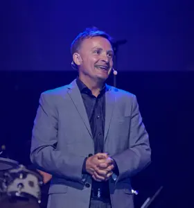 Jan Bylund - Jan Bylund är en rutinerad ståuppkomiker och föreläsare, känd för att blanda humor med tankeväckande budskap om arbetsglädje och kommunikation.